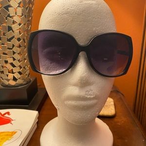 Jessica Simpson oversized shades!